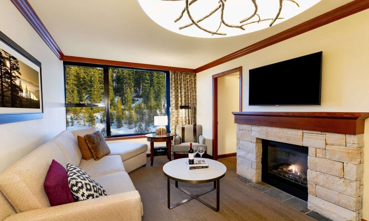 Olympic Valley Hotel | Everline Resort & Spa Fireplace Suite Forest View