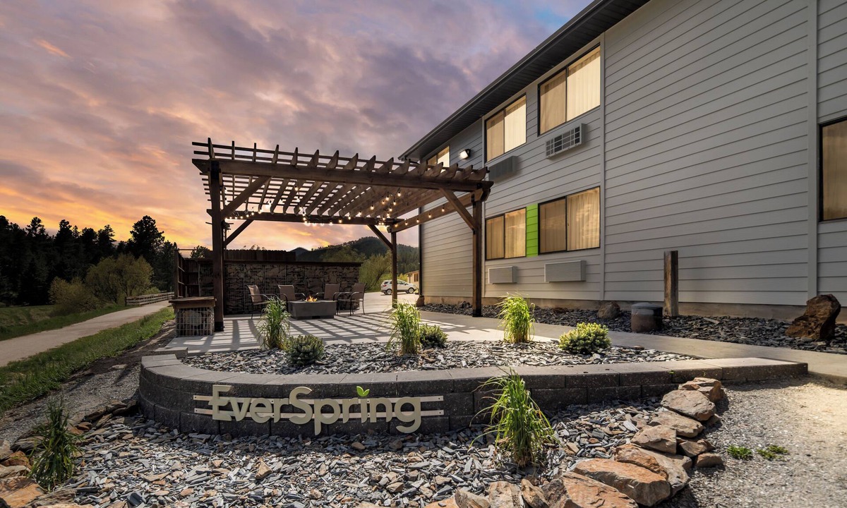 Hill City Hotel | EverSpring Inn & Suites