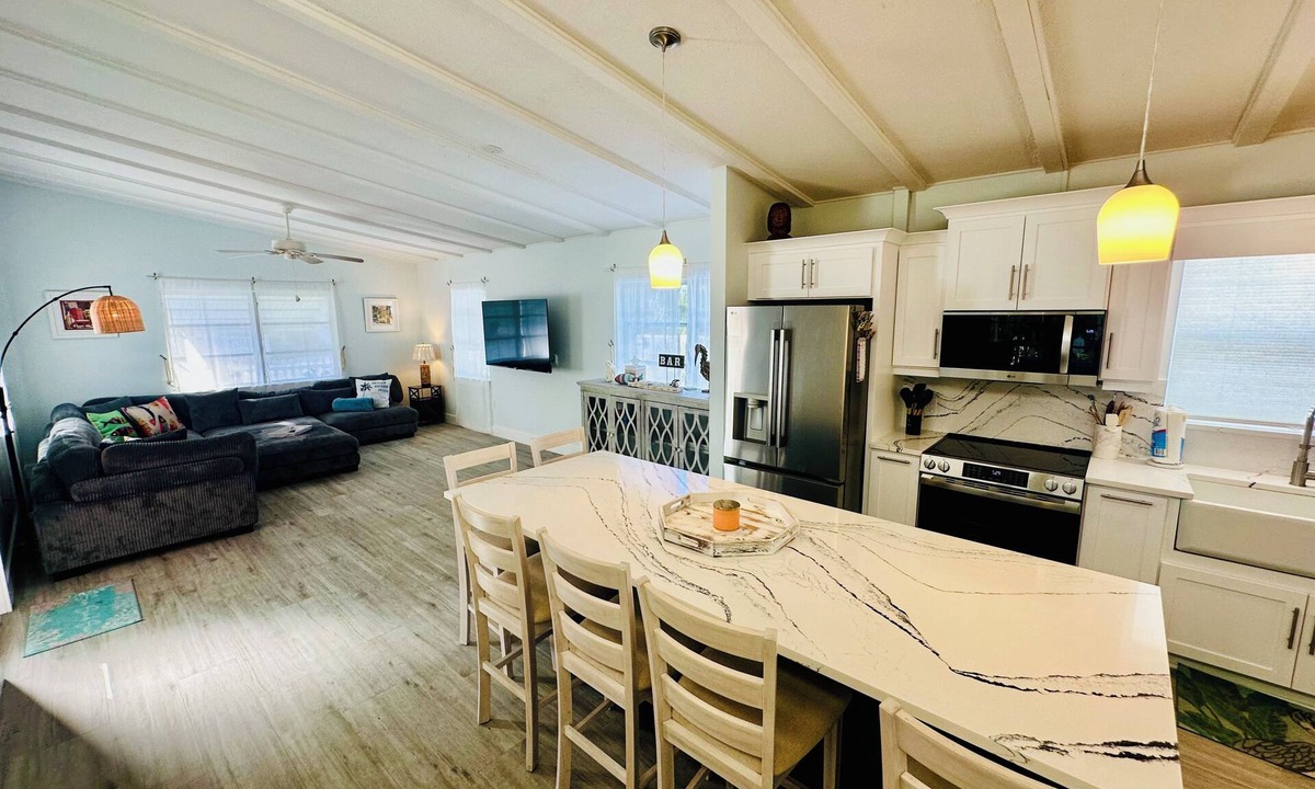 Anna Maria House | Everything inside is new and beachy! 2 blocks to Bean Point Beach! PETS ALLOWED