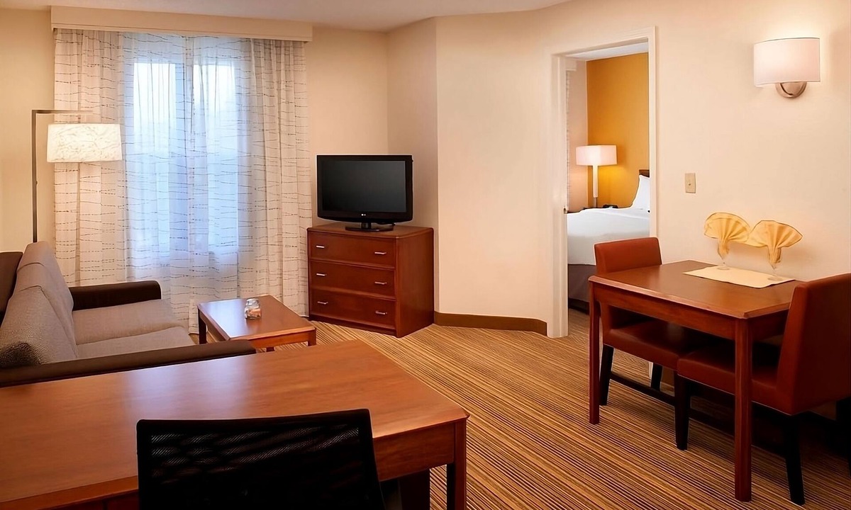 Waukegan Hotel | Everything You Need For The Perfect Vacation! Close to Independence Grove
