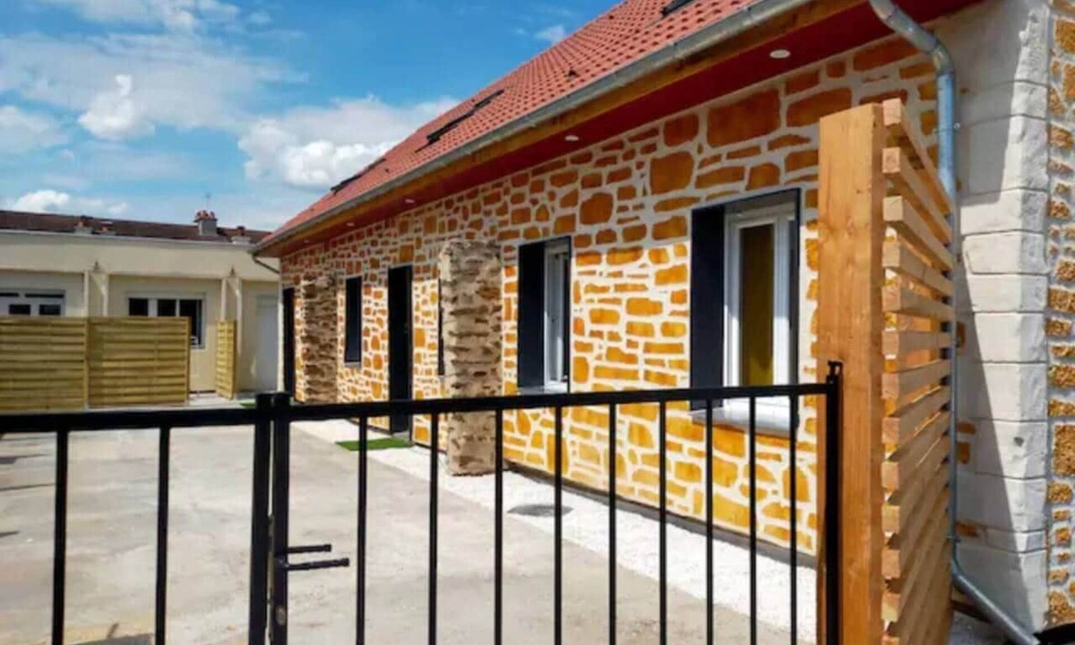 Le Mans House | Evian Bundle: 5 houses 20p