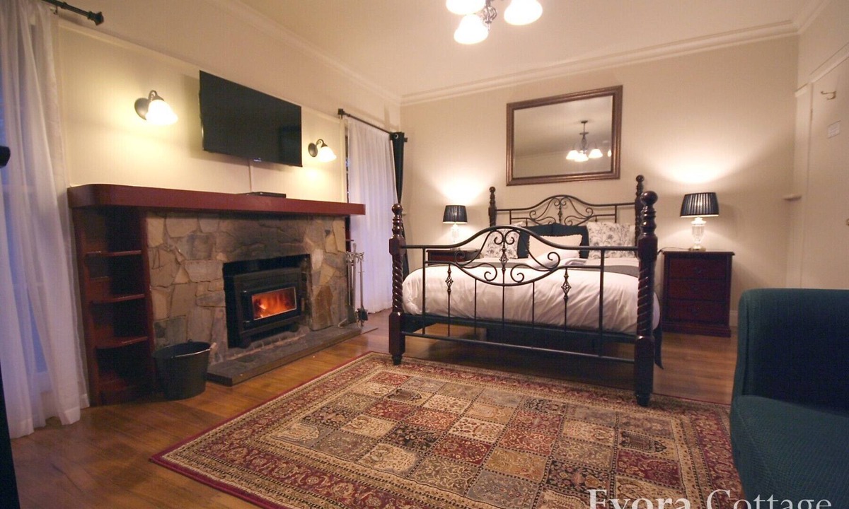 Mount Dandenong Cottage | Evora Cottage with spa bath & wood fireplace