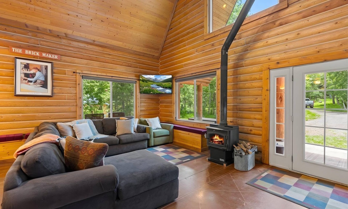 Timber Lakes Cabin | Evy's Cabin, 2 miles to snowmobiling
