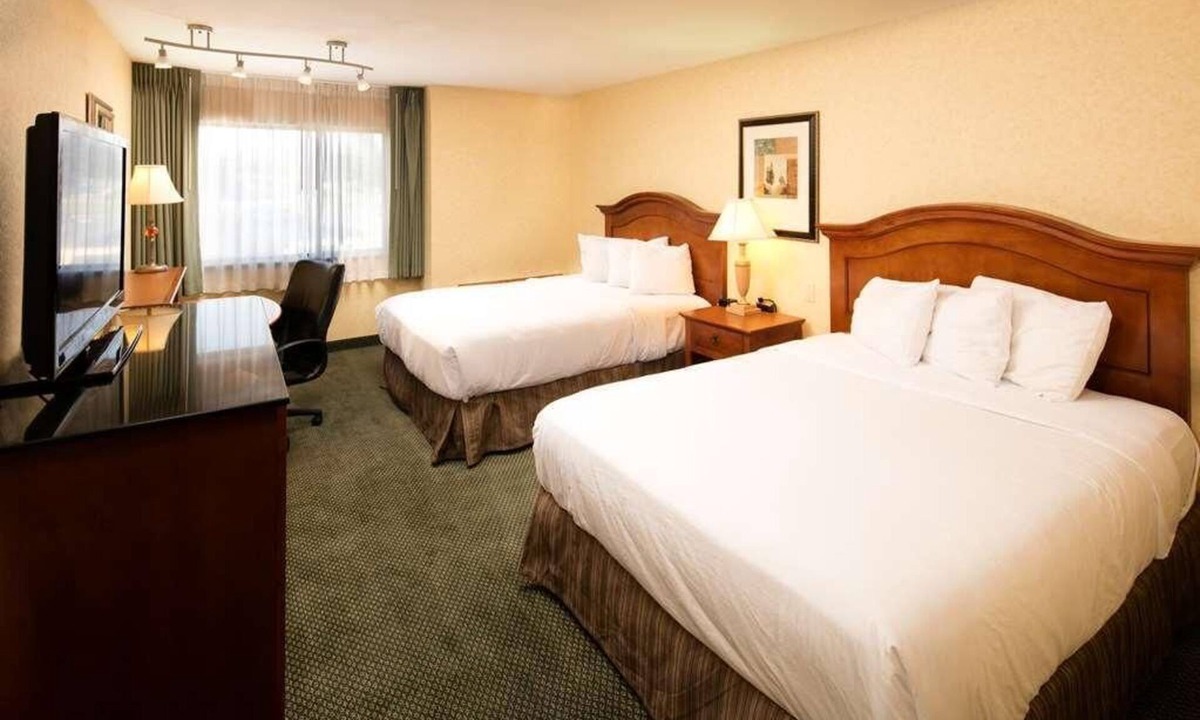 Wenatchee Hotel | Excellent Choice! 4 Spacious Units for Groups, Outdoor Pool, Free Parking!