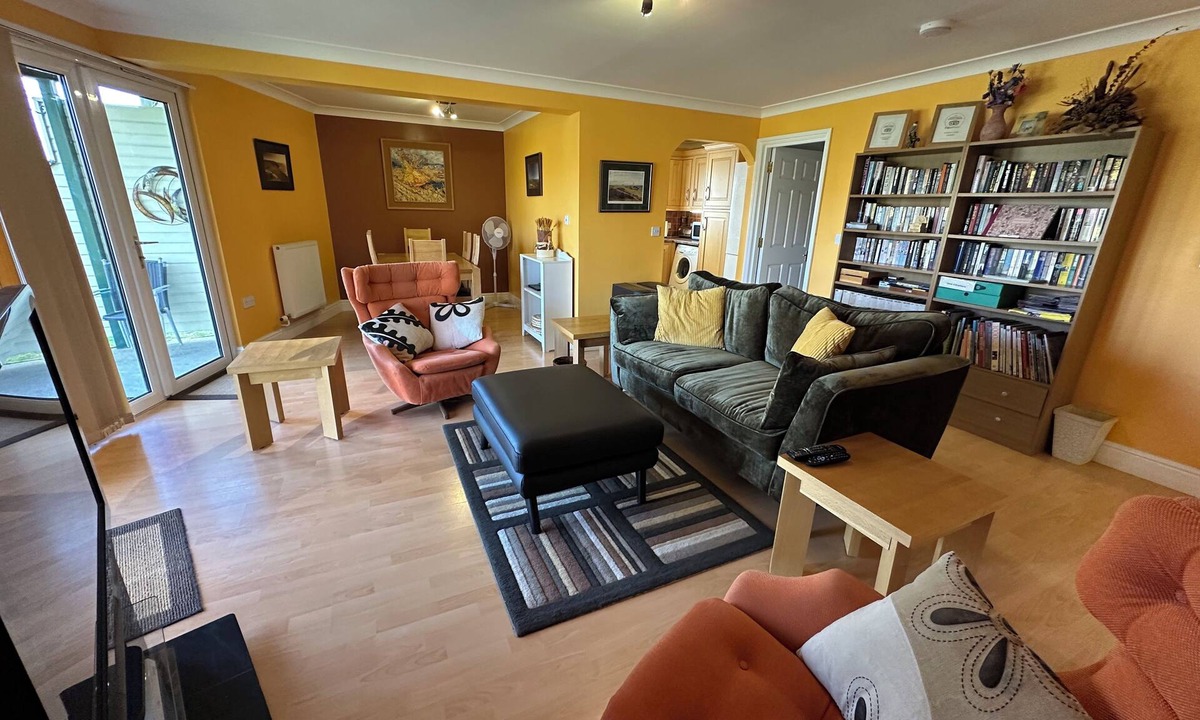 Watton Apartment | Excellent ground floor 2 Bed apt overlooking golf course with private parking.