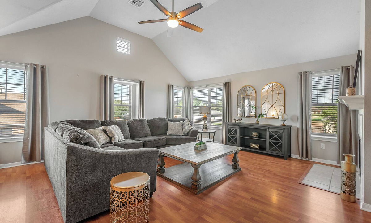 Spring Creek House | EXCELLENT LOCATION! Spacious 4-bedroom townhome College Station, Texas.