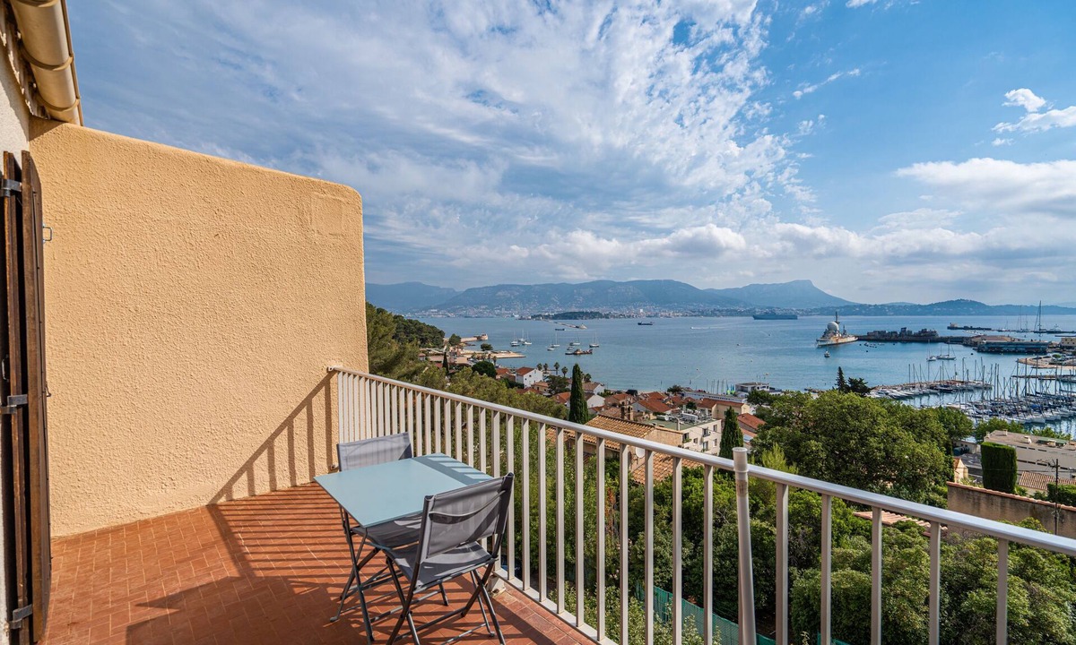 Saint-Mandrier-sur-Mer Apartment | EXCEPTIONAL SEA AND MOUNTAIN VIEWS