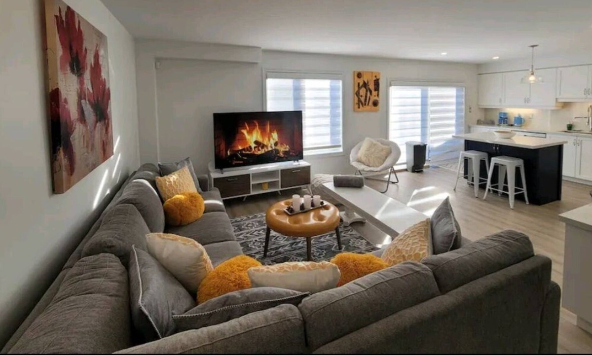 Alliston House | Exceptional 3-bedroom home, Backyard, Netflix, BBQ