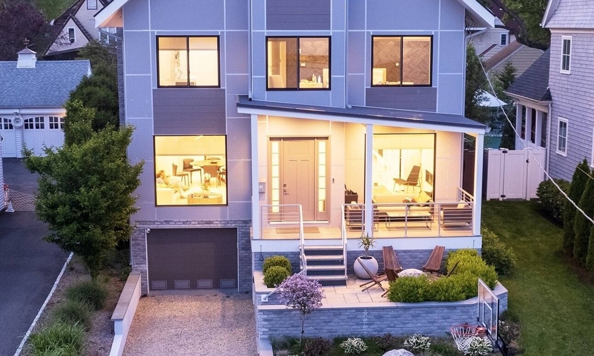 Norwalk House | Exceptional Coastal Retreat !