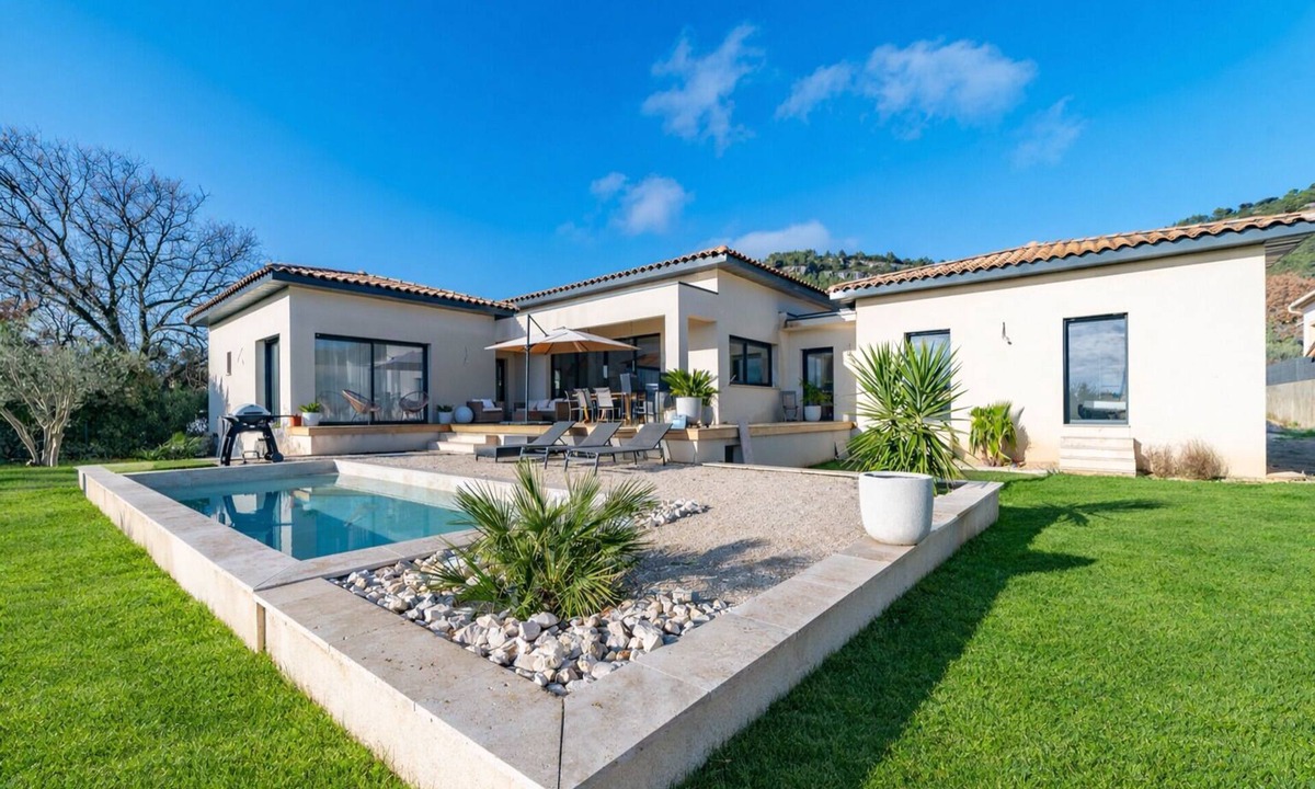 Chusclan Villa | Exceptional contemporary villa - calm, spa pool & nature views