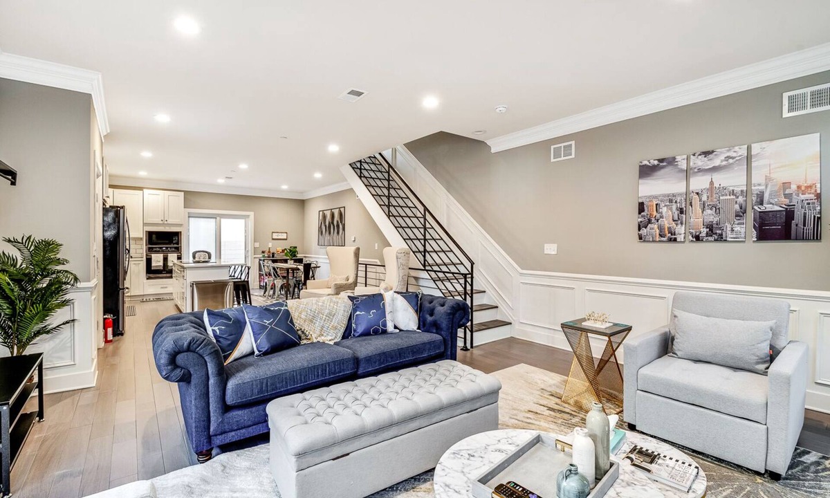 East Passyunk Crossing House | Exceptional Downtown Townhome w/Roofdeck -4Bd/3Bth