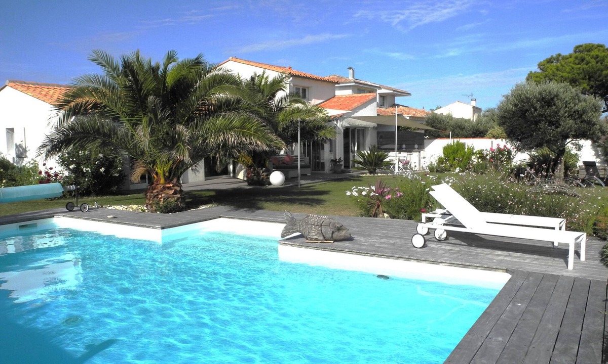 Angoulins Villa | Exceptional seafront property - Private access & outbuilding