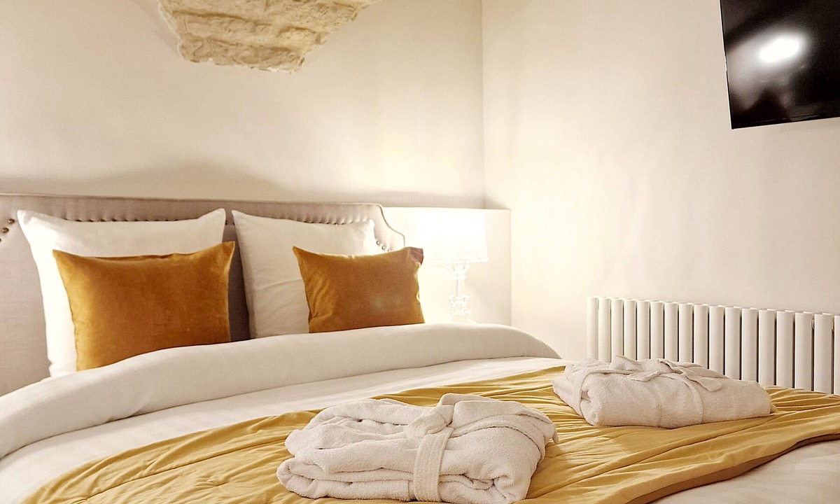 Paroisse Notre-Dame Apartment | Exceptional suite with jacuzzi and private sauna