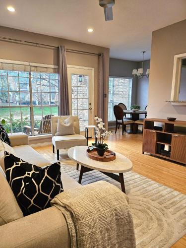 Las Colinas Apartment | Exceptional Townhome With A View