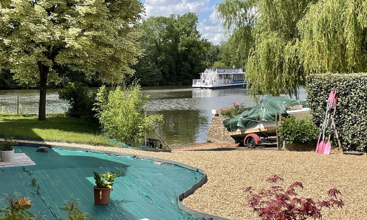 Chambellay House | Exceptional view and direct access to the Mayenne opposite the towpath