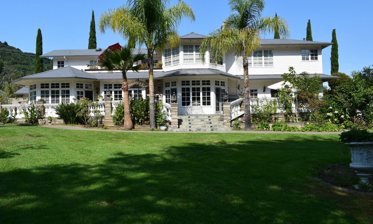 Saratoga Villa | Exceptionally private Suite in Saratoga’s Upscale area.