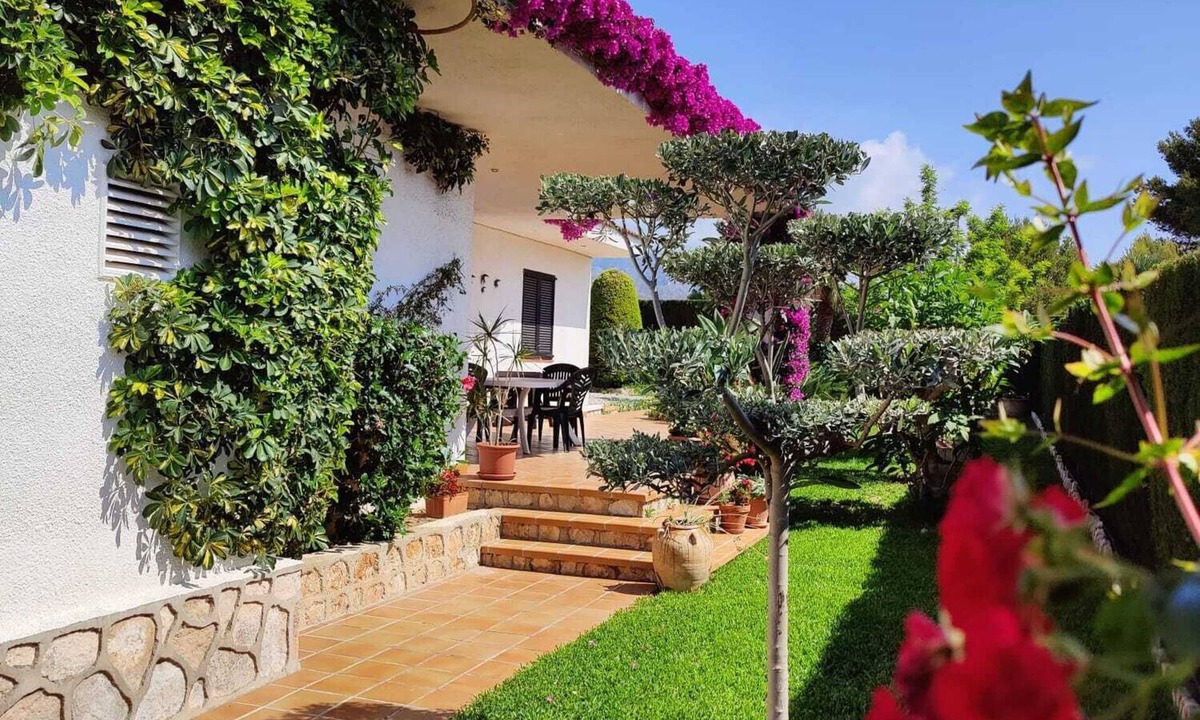 Calafat Ski Chalet | Exclusiva Villa con Piscina, Barbacoa y Jardín: Disfruta de la Estancia Perfecta