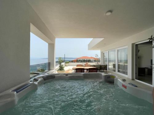 Zavala Apartment | Exclusive 2 Bedroom Seafront Suite with jacuzzi