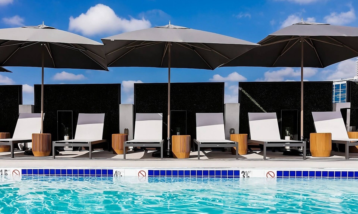 Norma Triangle Hotel | Exclusive Access of Rooftop Poolside Bar, Spacious Modern Unit! Pet-friendly