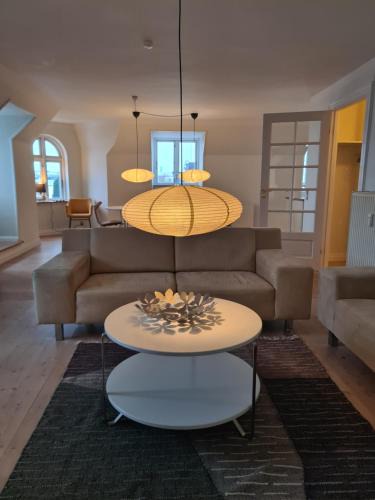 Frederikshavn Apartment | Exclusive boende Suite 2 med 4 bäddar i stort sovrum varav 2 bäddar kan stänga om sig