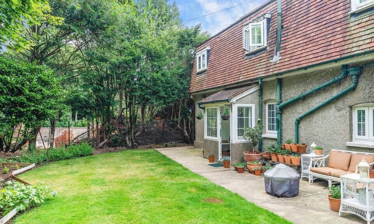 Tadworth House | Exclusive Charming Cottage in Surrey