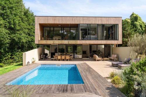Charlottenlund Apartment | Exclusive Duplex Mansion with Sauna & Pool