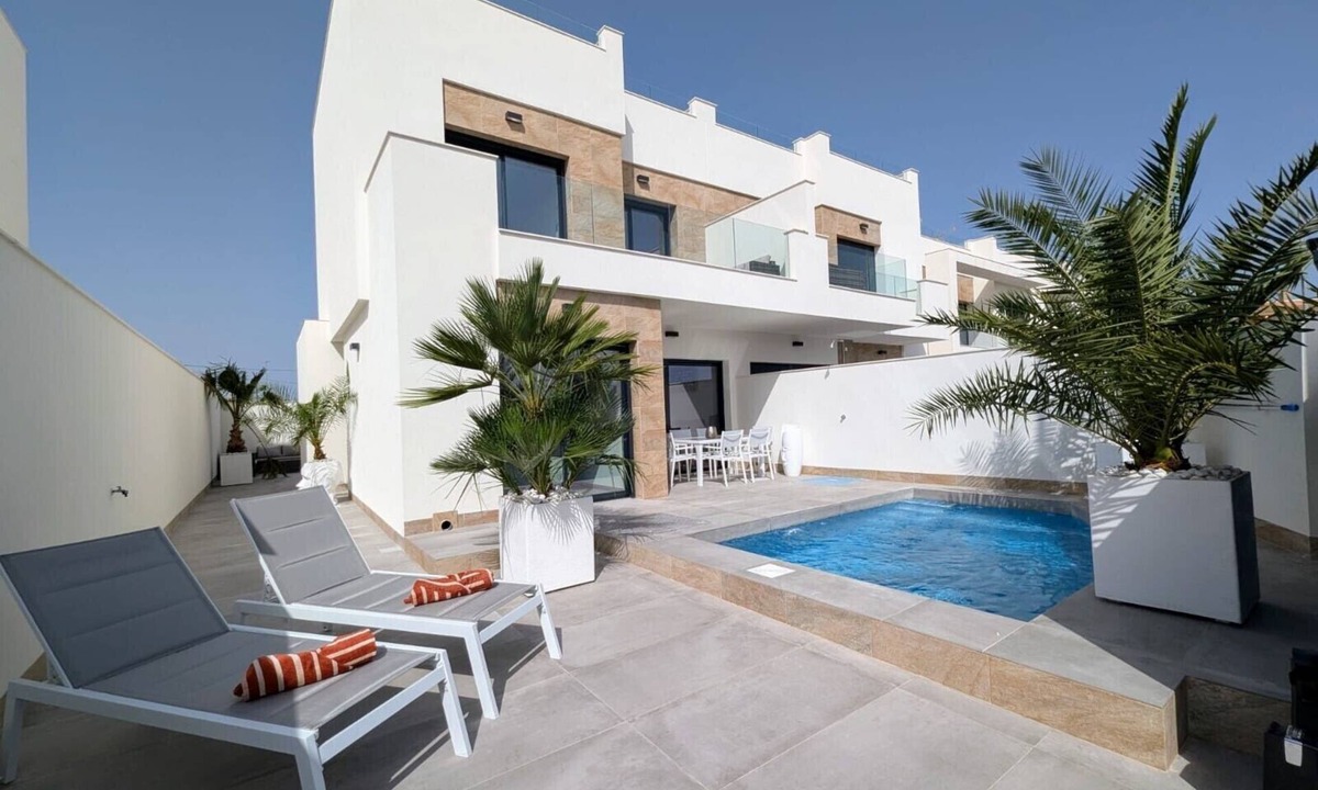 Los Montesinos House | Exclusive Holiday Home 'R-40-D' with Private Pool, Wi-Fi & Air Conditioning