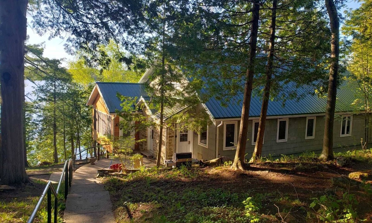 Rideau Lakes Cottage | Exclusive Lakefront Cottage on Big Rideau Lake – Private Dock, Sauna, & Sunset