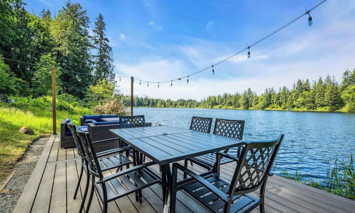 Three Lakes House | Exclusive Lakefront For 10 with Sauna, Kayaks