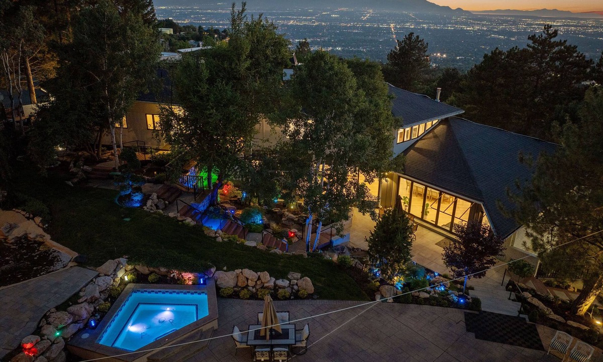 Olympus Cove House | Exclusive Resort Escape: Heated Pool, Spa & Pickleball by RedAwning