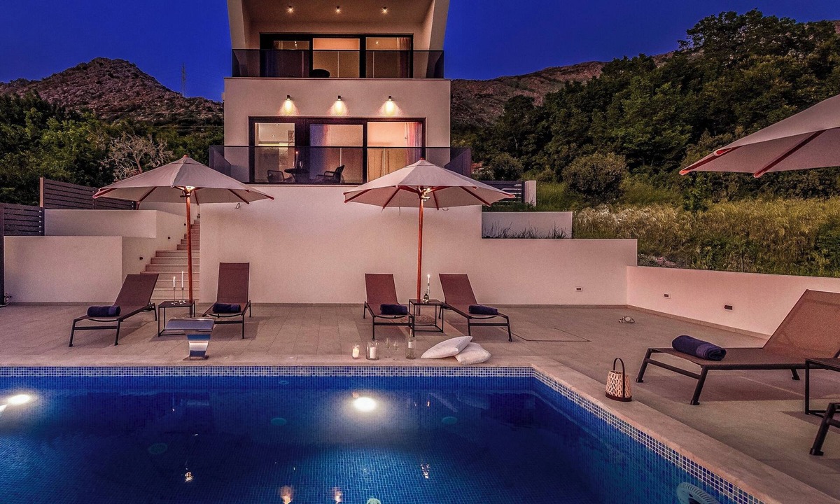Plat Villa | Exclusive Villa Belenum with breakfast, gym, sauna, sea views