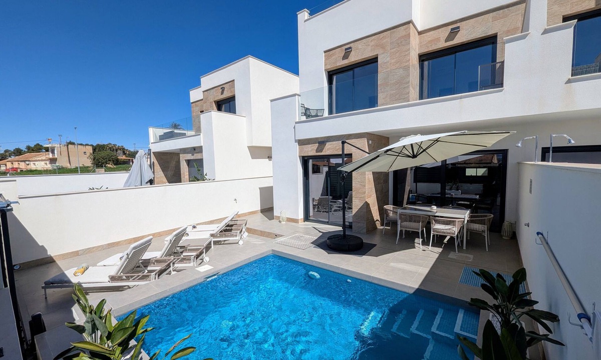 Los Montesinos House | Exclusive Villa with Jacuzzi, Private Pool, Wi-Fi, and Air Conditioning