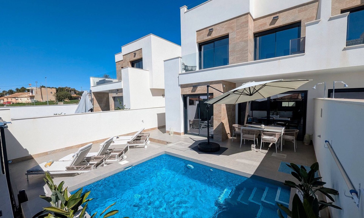 Los Montesinos House | Exclusive Villa with Jacuzzi, Private Pool, Wi-Fi, and Air Conditioning