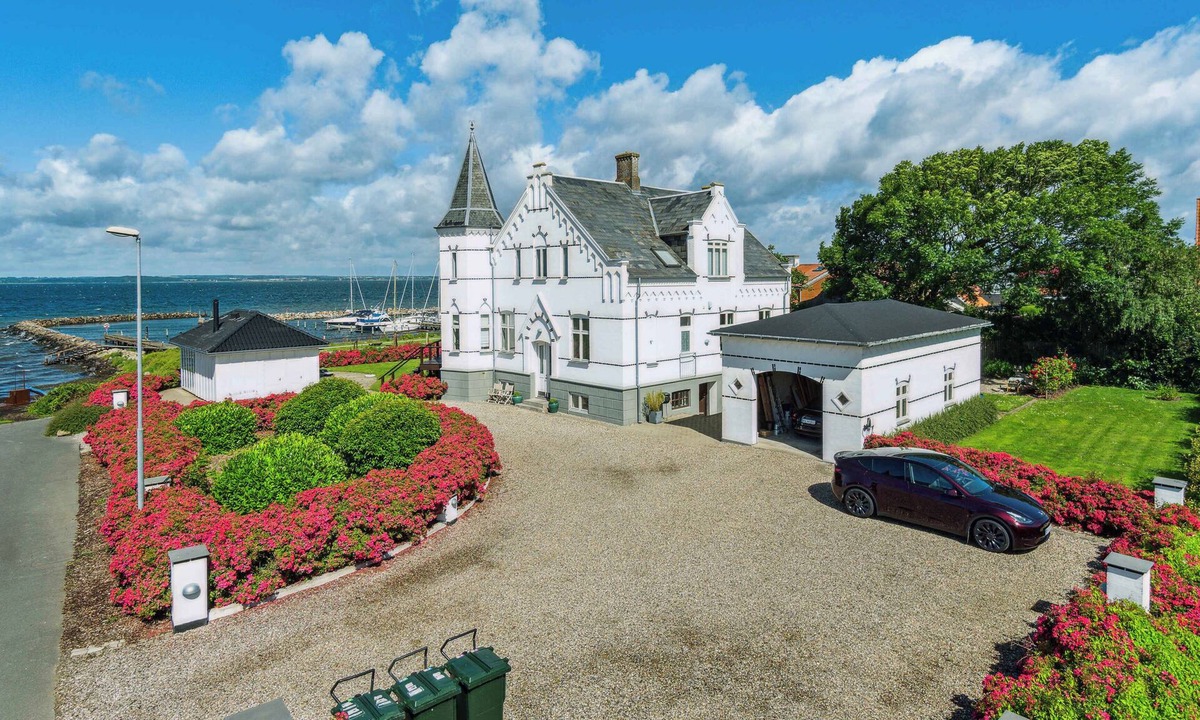 Lohals House | Exclusive villa with panorama and beach pavilion
