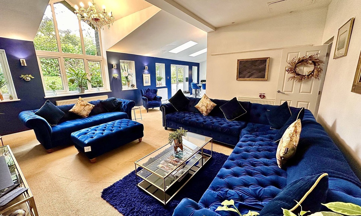 Usk House | EXEC DETACHED,HOT TUB,CINEMA ROOM,POOL TABLE