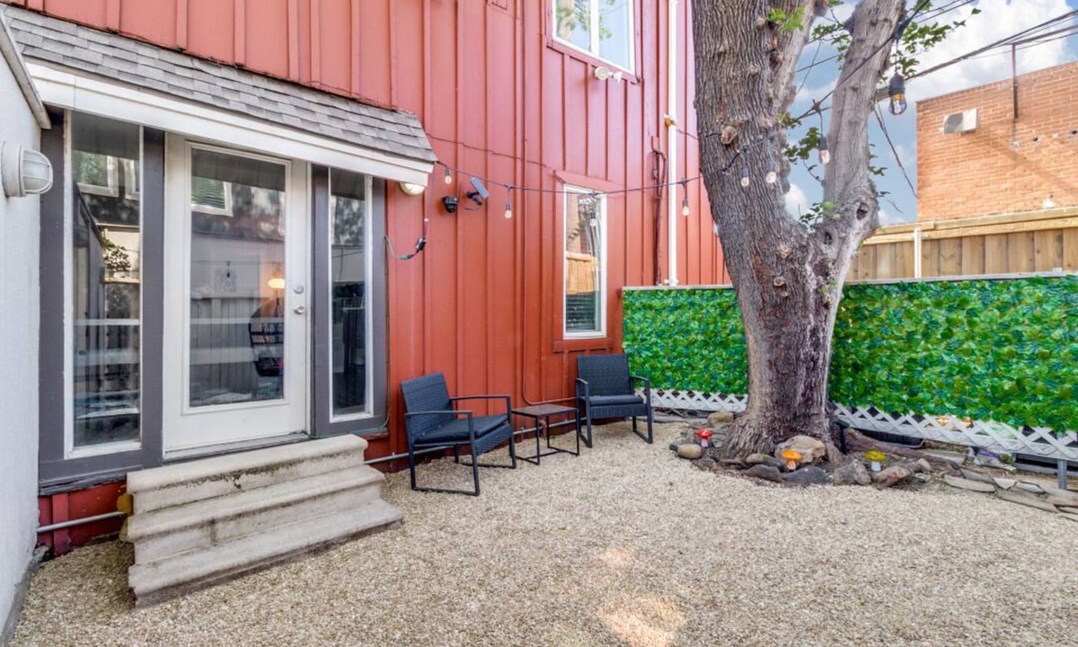 Oak Lawn Apartment | Executive 1BR in Oak Lawn, Courtyard, Work Space, Gated Community