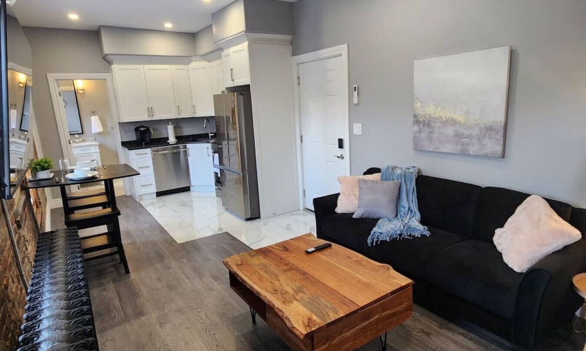 Walkerville Bed & Breakfast | Executive 2BD 58` TV+Wifi+AC+Parking+Kitchen