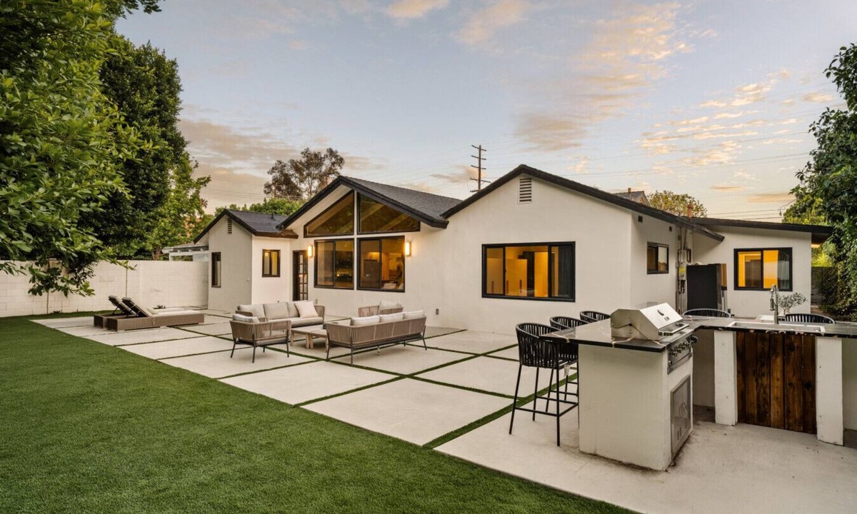 Universal City House | Executive 4BR/4BA Home Near Universal Studios