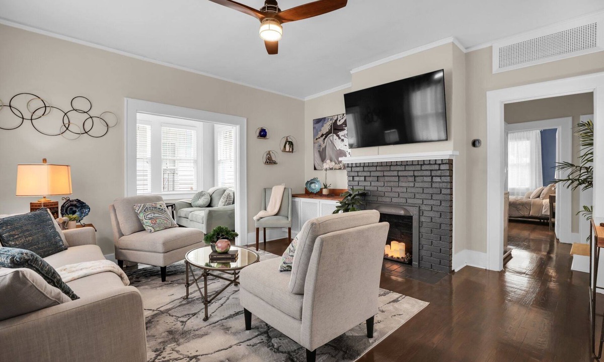 Chatham Crescent House | Executive Ardsley Bungalow close to Downtown