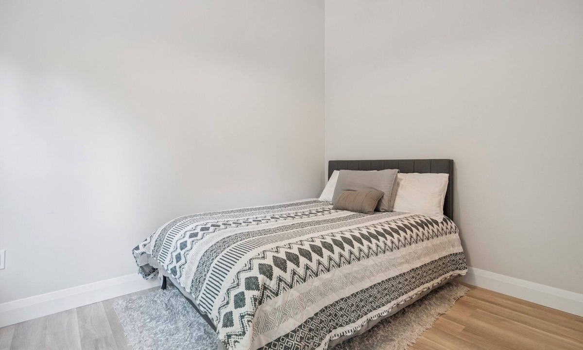 Historic Old Town Apartment | EXECUTIVE ROOM IN 2 BEDROOM APARTMENT. 30 DAYS MINIMUM STAY. IDEAL FOR STUDENTS