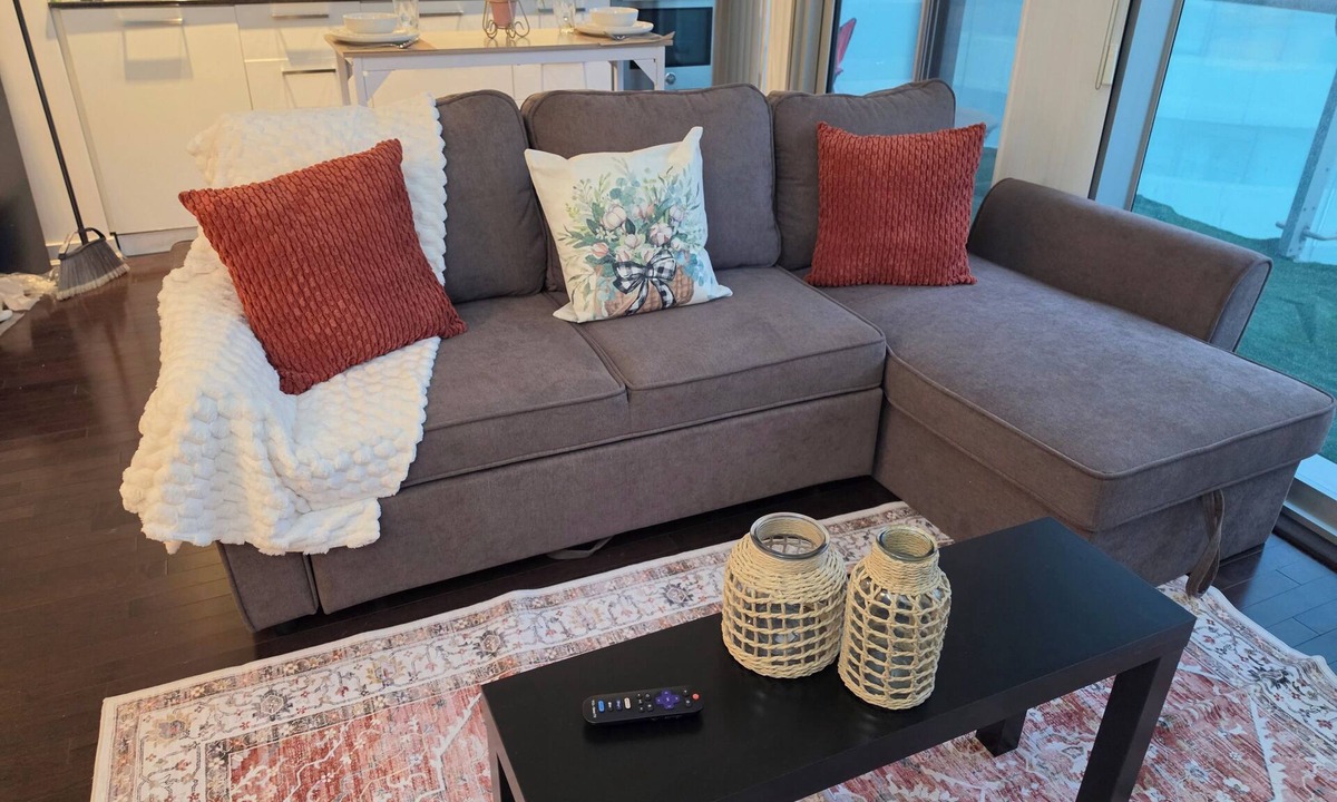 Toronto Entertainment District Condo | Executive condoCN Tower| Leafs| Raptors| Harbourfront| Balcony