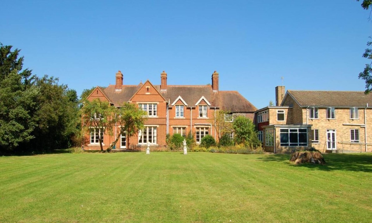 Willingham Apartment | Executive Ensuite With Bath and Countryside View