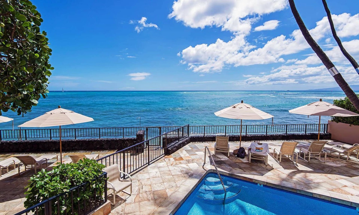 Diamond Head - Kapahulu - St. Louis Condo | Executive Gold Coast Oceanfront Suite: Diamond Head Views, Amazing Seaside Pool