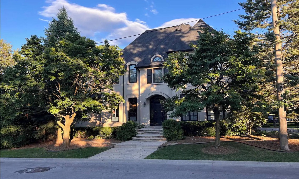 Toronto House | Executive Home With Luxury Amenities and Large Private Yard