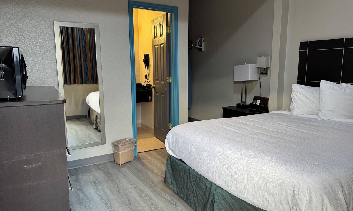 Crystal City Hotel | Executive Inn Crystal City