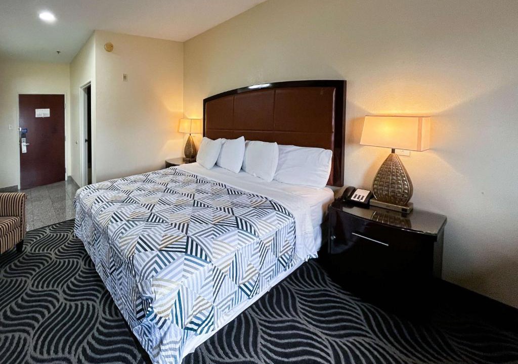 Breaux Bridge Hotel | Executive Inn & Suites Breaux Bridge, LA