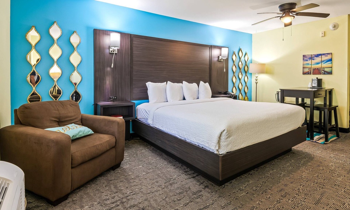 Crawfordville Hotel | Executive King Suite: Spacious Comfort for Work & Rest at Wildwood Inn