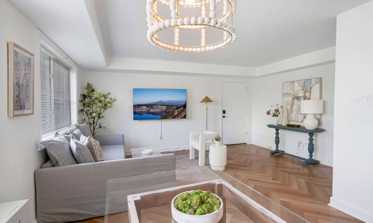 Aurora Highlands Condo | Executive King Suite/5 min to DCA Pentagon HQ2/Free Parking 101