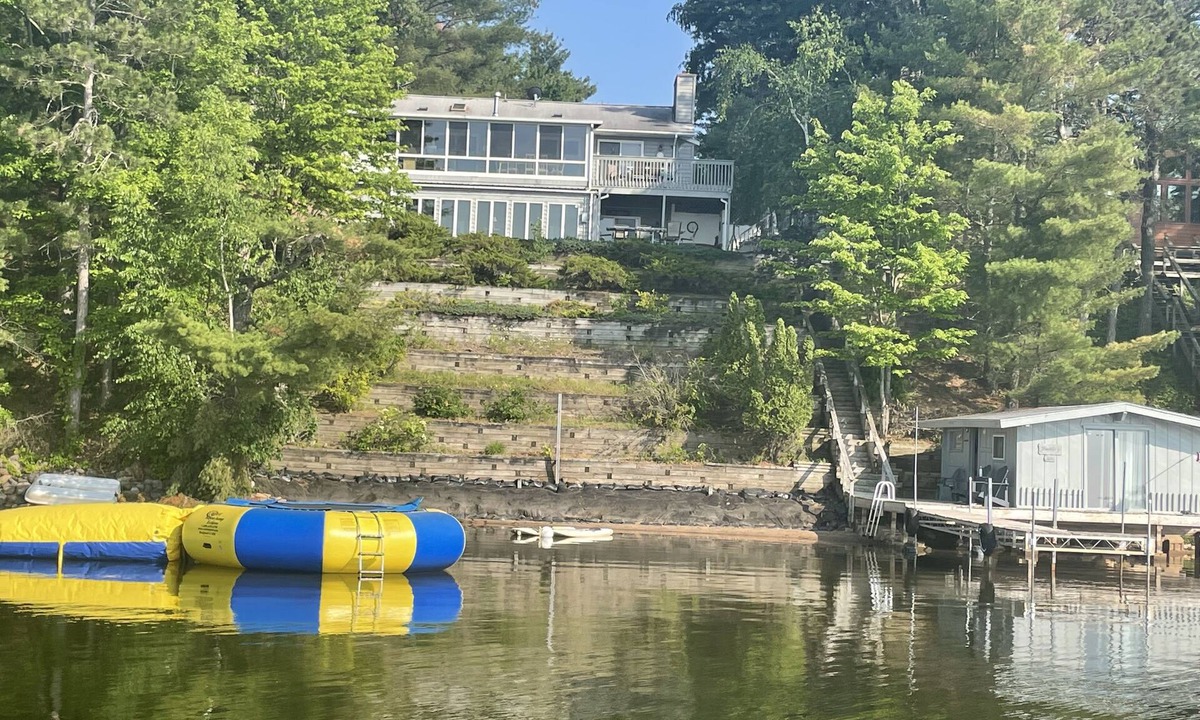 Markville Cabin | Executive Lake Home on Premier Lake w Game Room & Sauna–Ultimate Retreat Awaits!