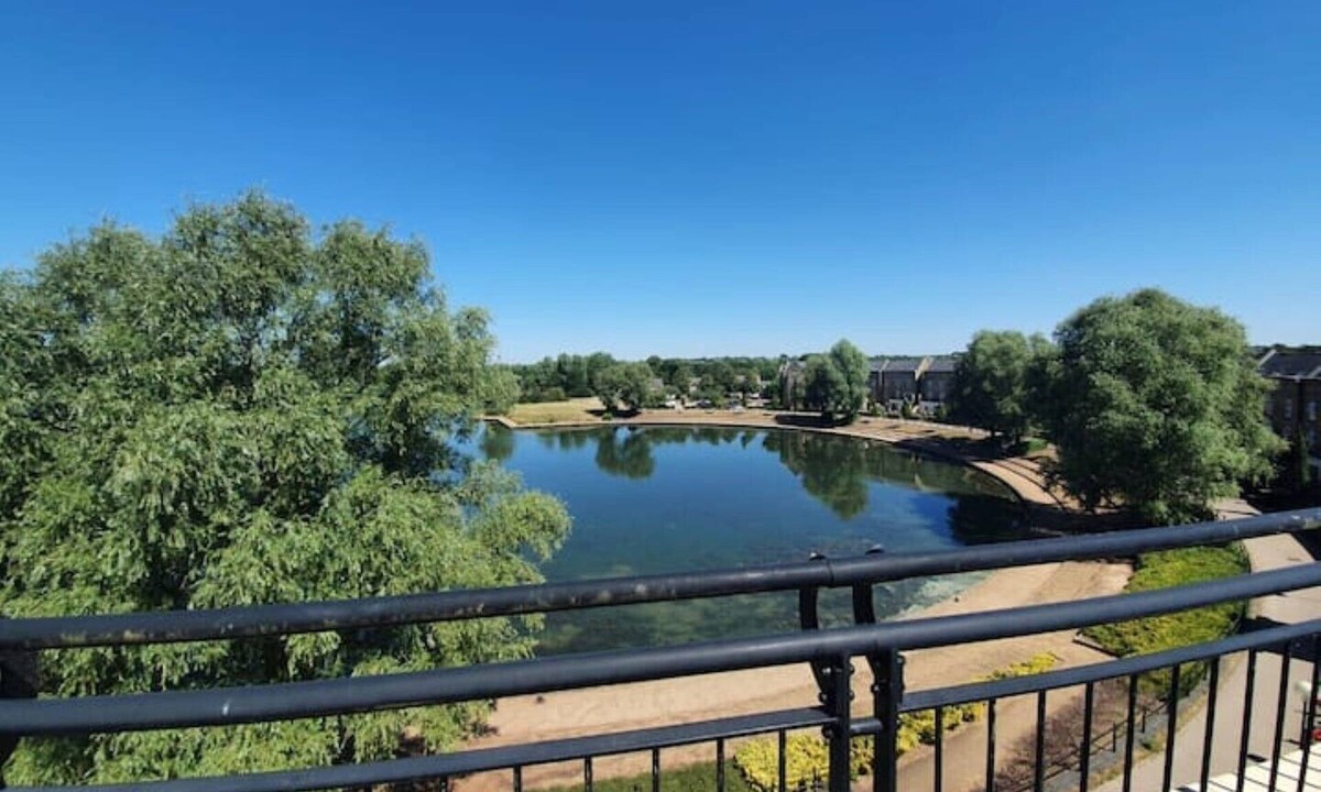 Caldecotte House | Executive Lakeside 4 Bed Townhouse